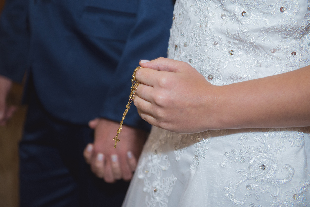 oto em detalhe do rosário na mão da noiva durante a cerimônia de casamento. Foto por Marco Moscarelli Fotografo.