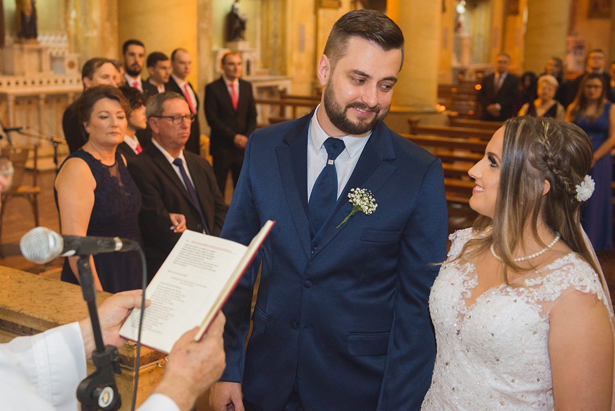 Padre abençoando os noivos durante a cerimônia de casamento. Foto por Marco Moscarelli Fotografo.