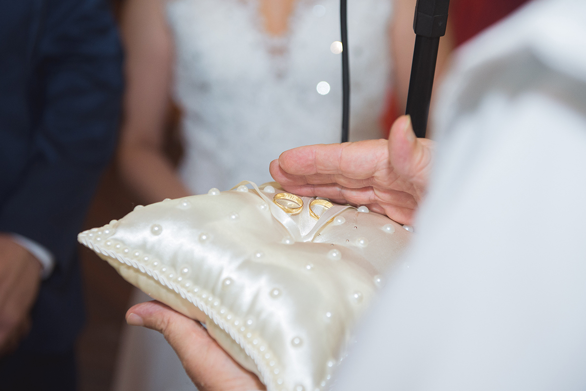 Padre abençoando as alianças durante a cerimônia de casamento. Foto por Marco Moscarelli Fotografo.