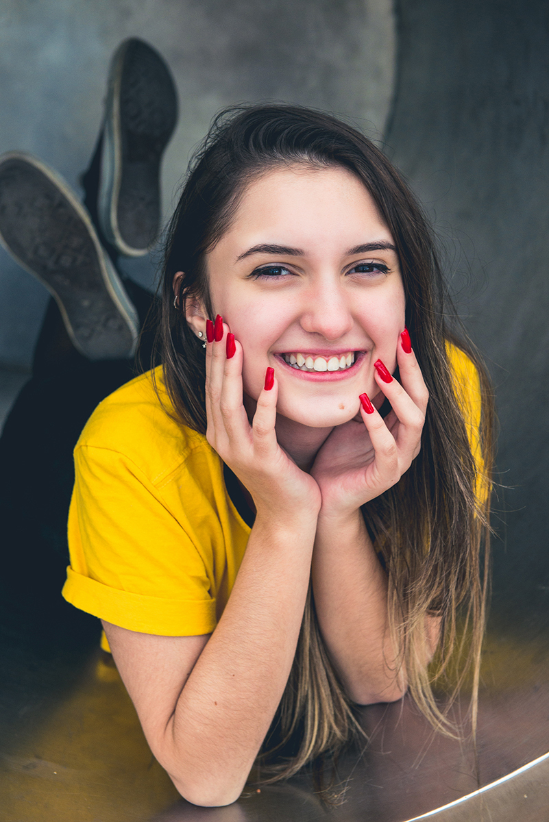 uma lindo sorriso para a camera do fotografo durante seu ensaio de 15 anos. Foto por Marco Moscarelli Fotografo.