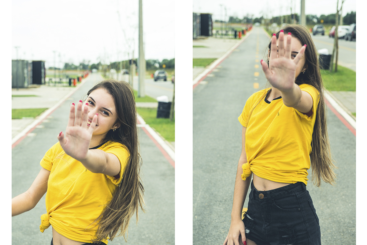 Debutante rindo divertidamente e fazendo diversas poses no meio da rua durante seu ensaio fotográfico de 15 anos. Foto por Marco Moscarelli Fotografo.
