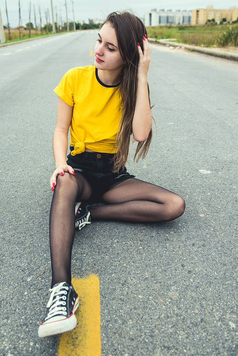 Debutante sentada no meio da rua durante seu ensaio fotográfico de 15 anos. Foto por Marco Moscarelli Fotografo.