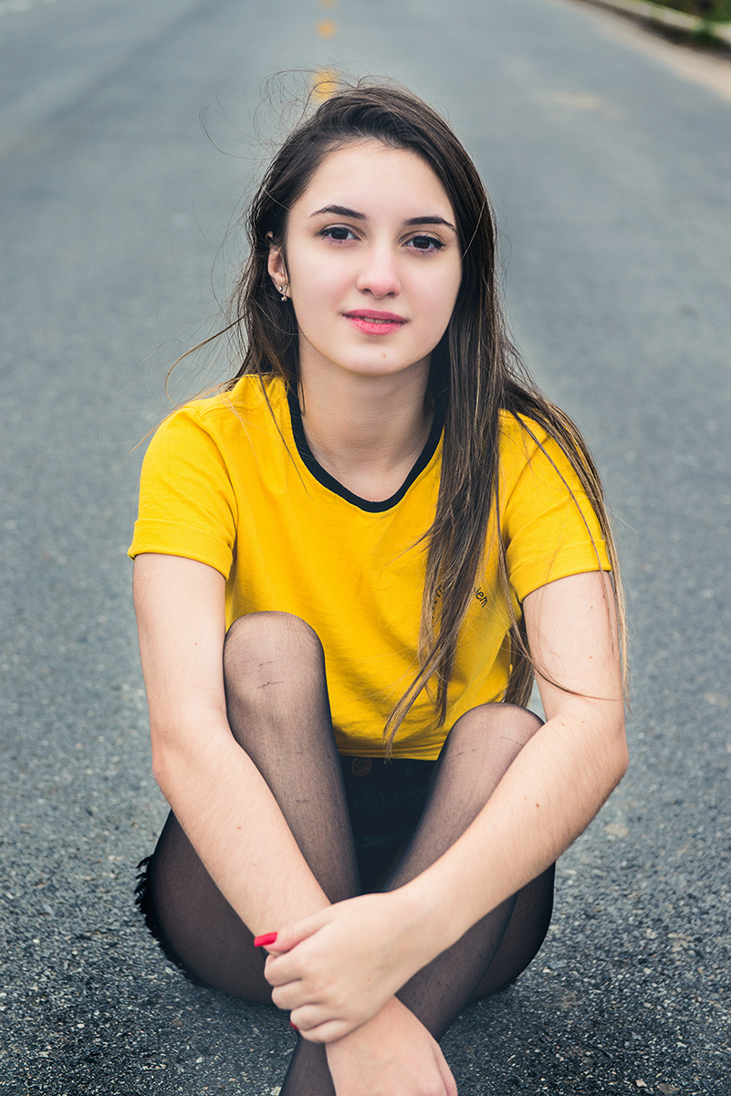 Debutante sentada no meio da rua durante seu ensaio fotográfico de 15 anos. Foto por Marco Moscarelli Fotografo.