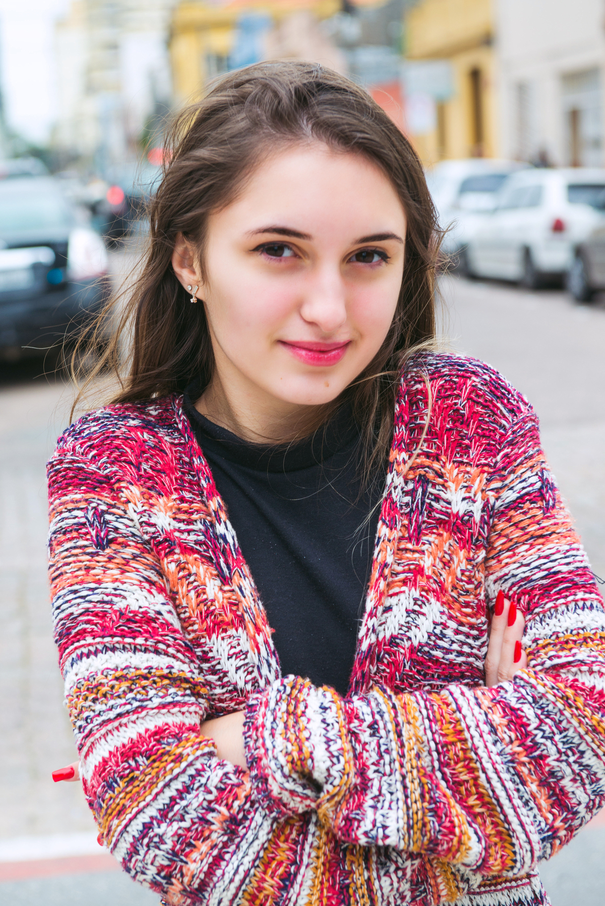 Debutante sentada no meio da rua durante seu ensaio fotográfico de 15 anos. Foto por Marco Moscarelli Fotografo.