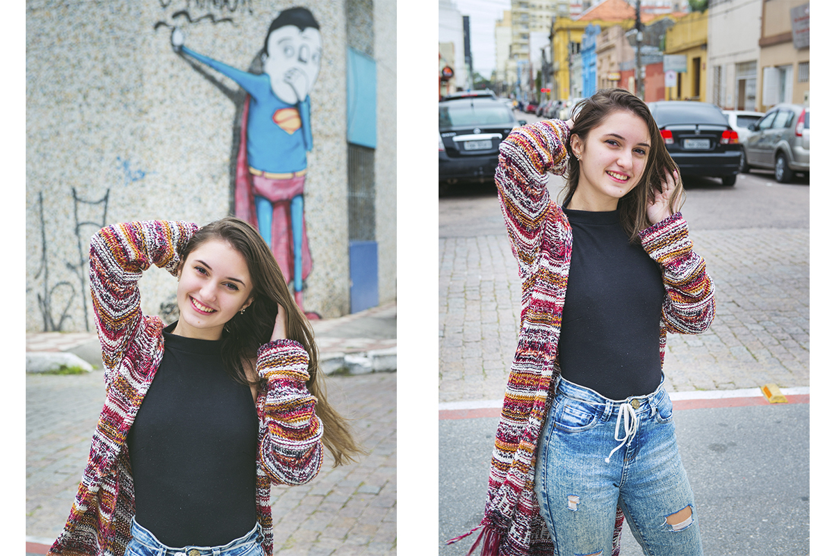 Debutante rindo divertidamente e fazendo diversas poses no meio da rua durante seu ensaio fotográfico de 15 anos. Foto por Marco Moscarelli Fotografo.
