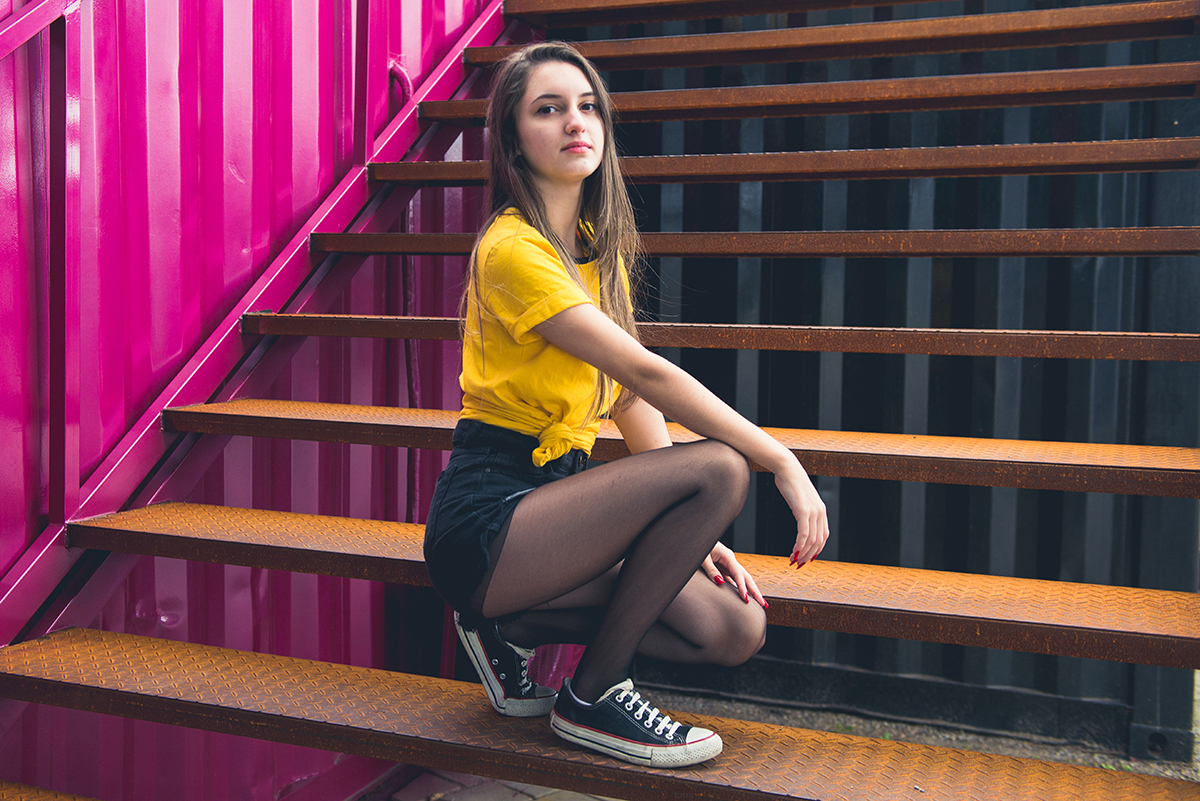 Debutante posando para foto sentada na escadaria de ferro. Foto por Marco Moscarelli Fotografo.