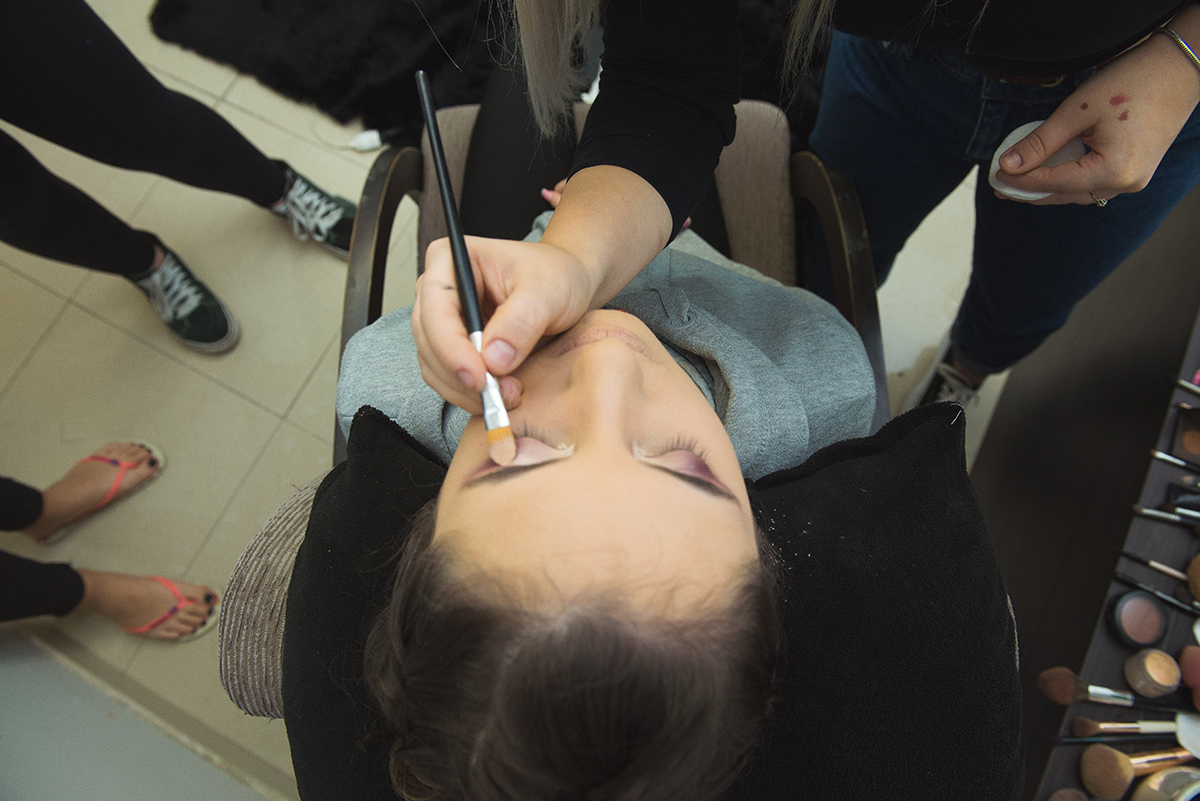 Fotografia do alto dos últimos retoques da maquiagem da debutante. Foto por Marco Moscarelli Fotografo