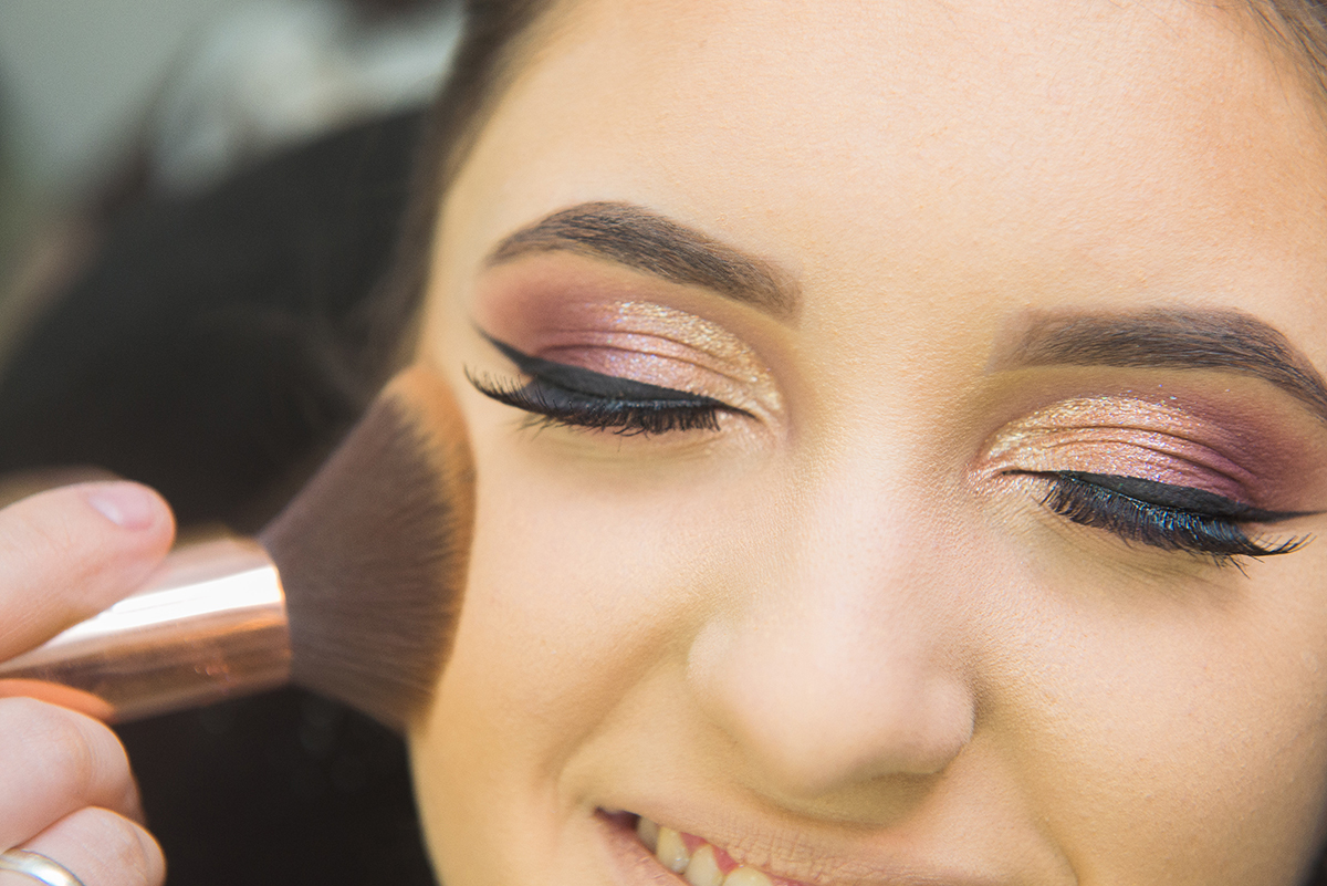 Finalizando a maquiagem da debutante momentos antes da festa de 15 anos. Foto por Marco Moscarelli Fotografo