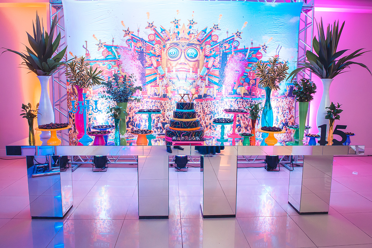 Fotografia aberta da mesa de decoração da festa de 15 anos da debutante. Foto por Marco Moscarelli Fototgrafo.