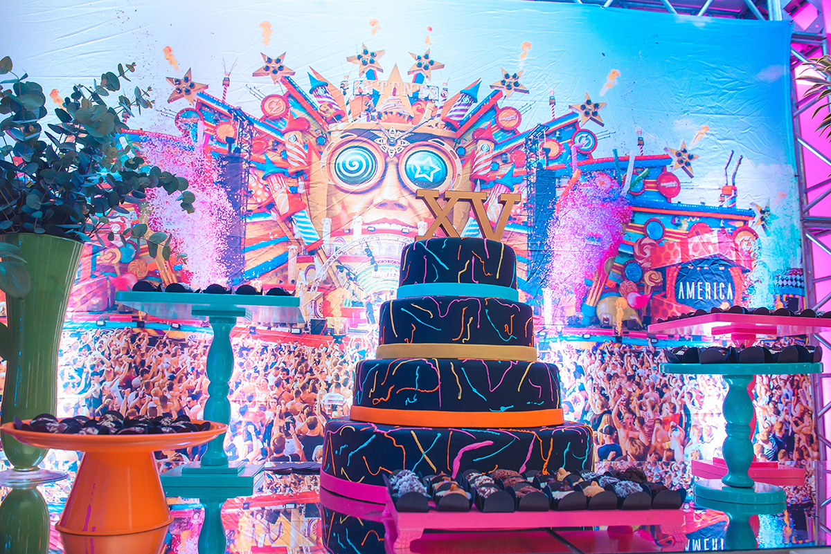 Fotografia em detalhe do bolo que compõe a decoração da festa de 15 anos da debutante. Foto por Marco Moscarelli Fototgrafo.