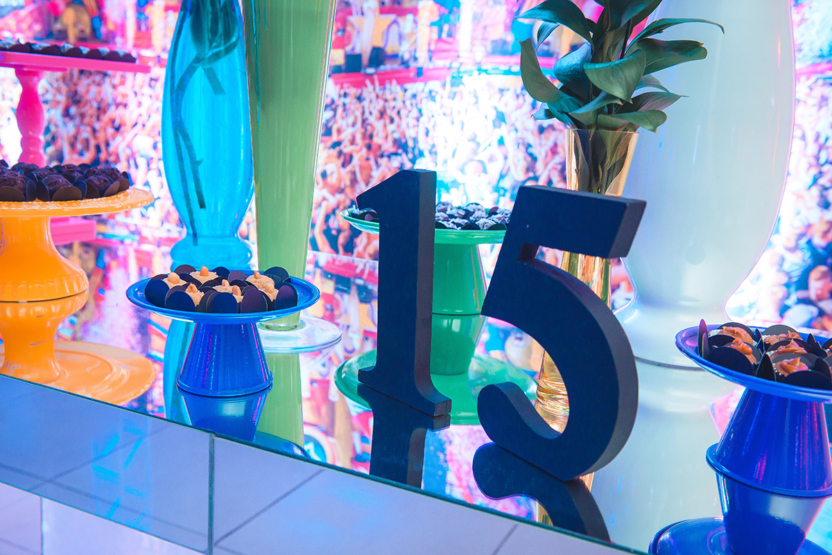 Fotografia em detalhe do numero 15 que compõe a  mesa de decoração da festa de 15 anos da debutante. Foto por Marco Moscarelli Fototgrafo.