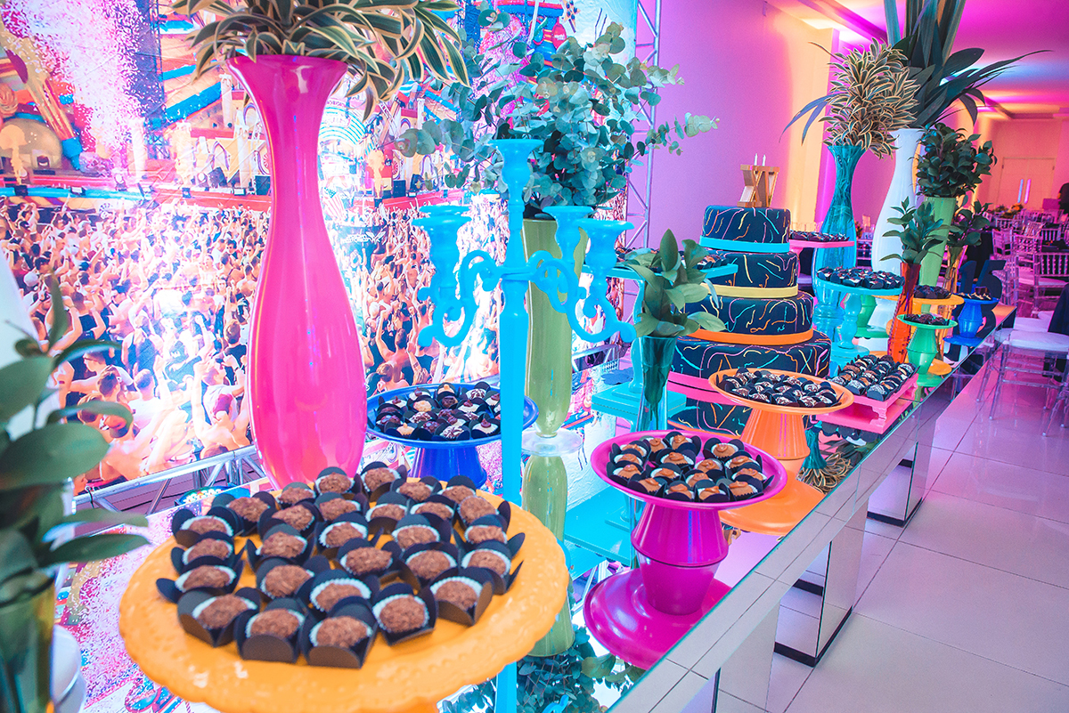 Fotografia em detalhe dos doces que compõe a  mesa de decoração da festa de 15 anos da debutante. Foto por Marco Moscarelli 