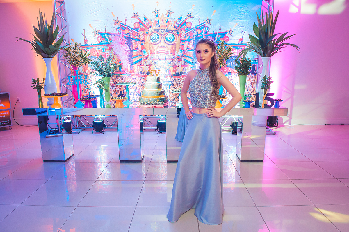 Aniversariante posando na frente da linda mesa de decoração da sua festa de 15 anos. Foto por Marco Moscarelli Fotografo.