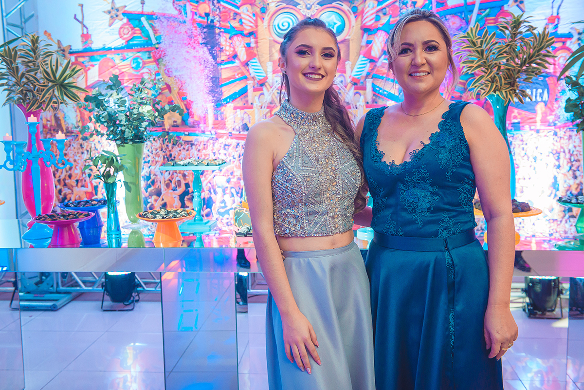 aniversariante posando para fotos com sua mãe. Foto por Marco Moscarelli Fotografo.