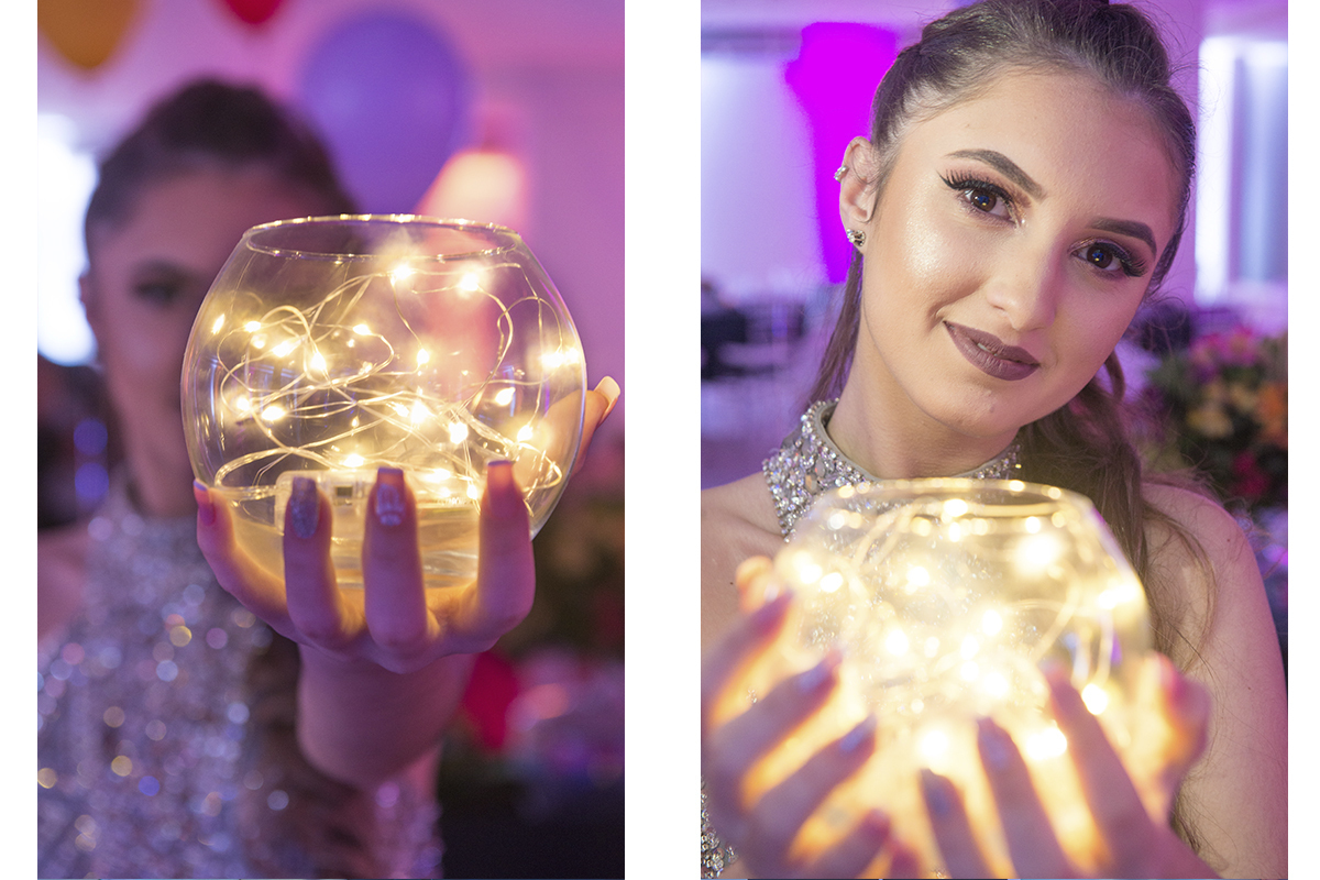 Fotografia artística da aniversariante com uma peça de decoração.Pote com luzes. Foto por Marco Moscarelli Fotografo.