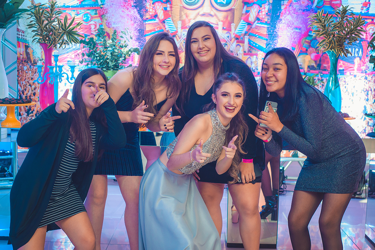 Aniversariante posando com sua amigas para fotografia divertida durante a festa de 15 anos. Foto por Marco Moscarelli Fotografo.