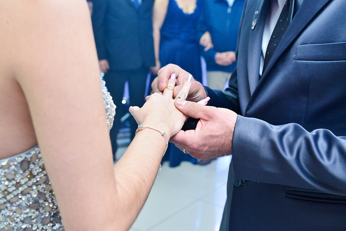 Linda foto do momento em que a aniversariante recebe um anel de 15 anos do seu padrinho, durante a festa de 15 anos. Foto por Marco Moscarelli Fotografo.