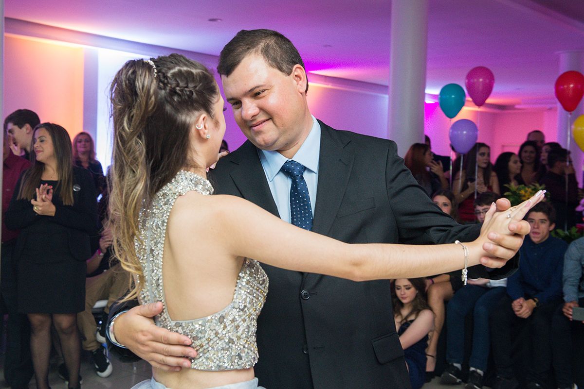 Aniversariante dançando a valsa de 15 anos com seu pai durante a sua festa de aniversário. Foto por Marco Moscarelli Fotografo.