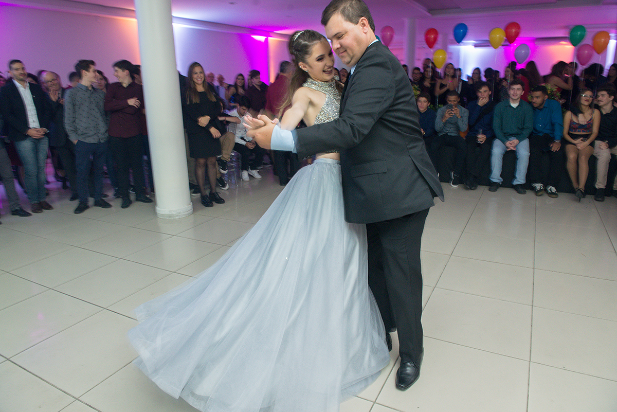 Aniversariante dançando a valsa de 15 anos com seu pai durante a sua festa de aniversário. Foto por Marco Moscarelli Fotografo.