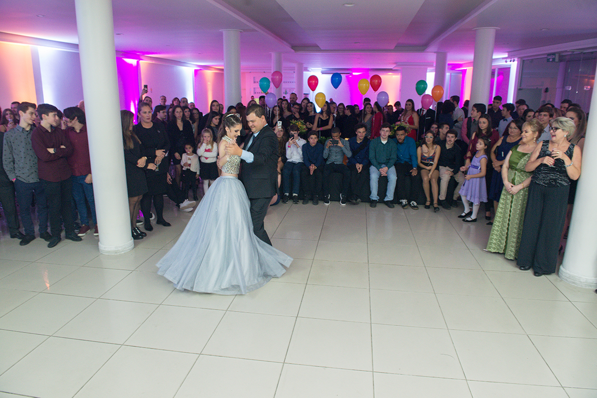 Aniversariante dançando a valsa de 15 anos com seu pai durante a sua festa de aniversário. Foto por Marco Moscarelli Fotografo.