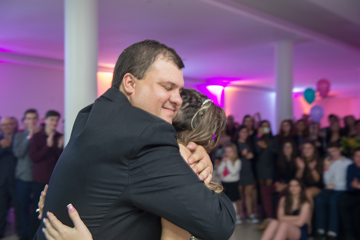 Aniversariante dançando a valsa de 15 anos com seu pai durante a sua festa de aniversário. Foto por Marco Moscarelli Fotografo.