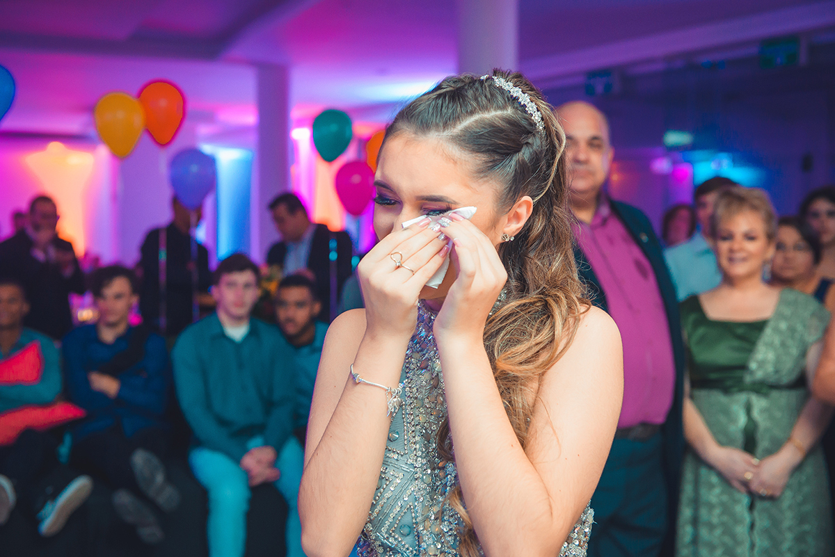 Linda foto da aniversariante chorando emocionada durante as homenagens na festa de 15 anos. Foto por Marco Moscarelli Fotografo