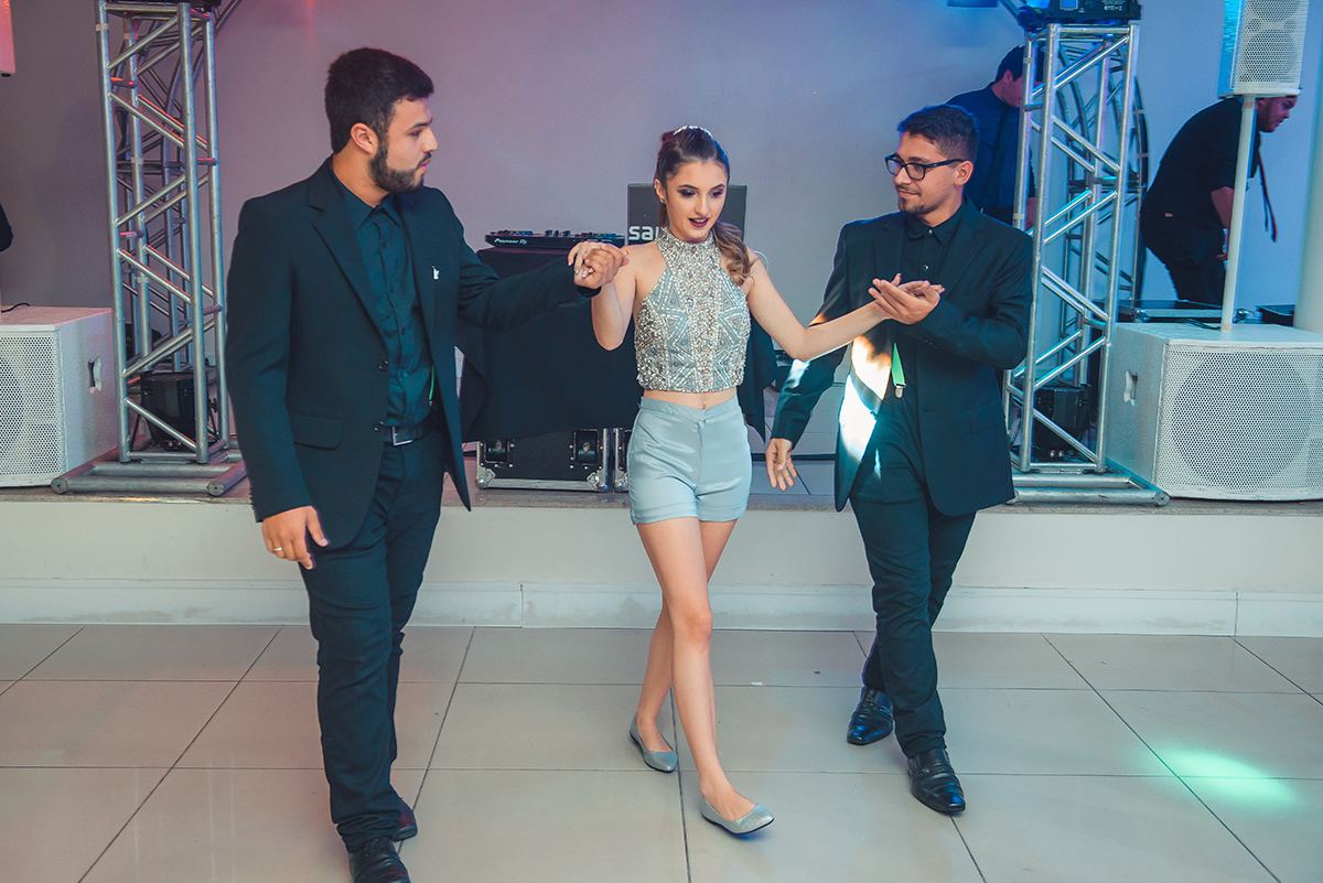 Debutante abrindo a pista de dança durante o seu aniversário de 15 anos. Foto por Marco Moscarelli Fotografo.