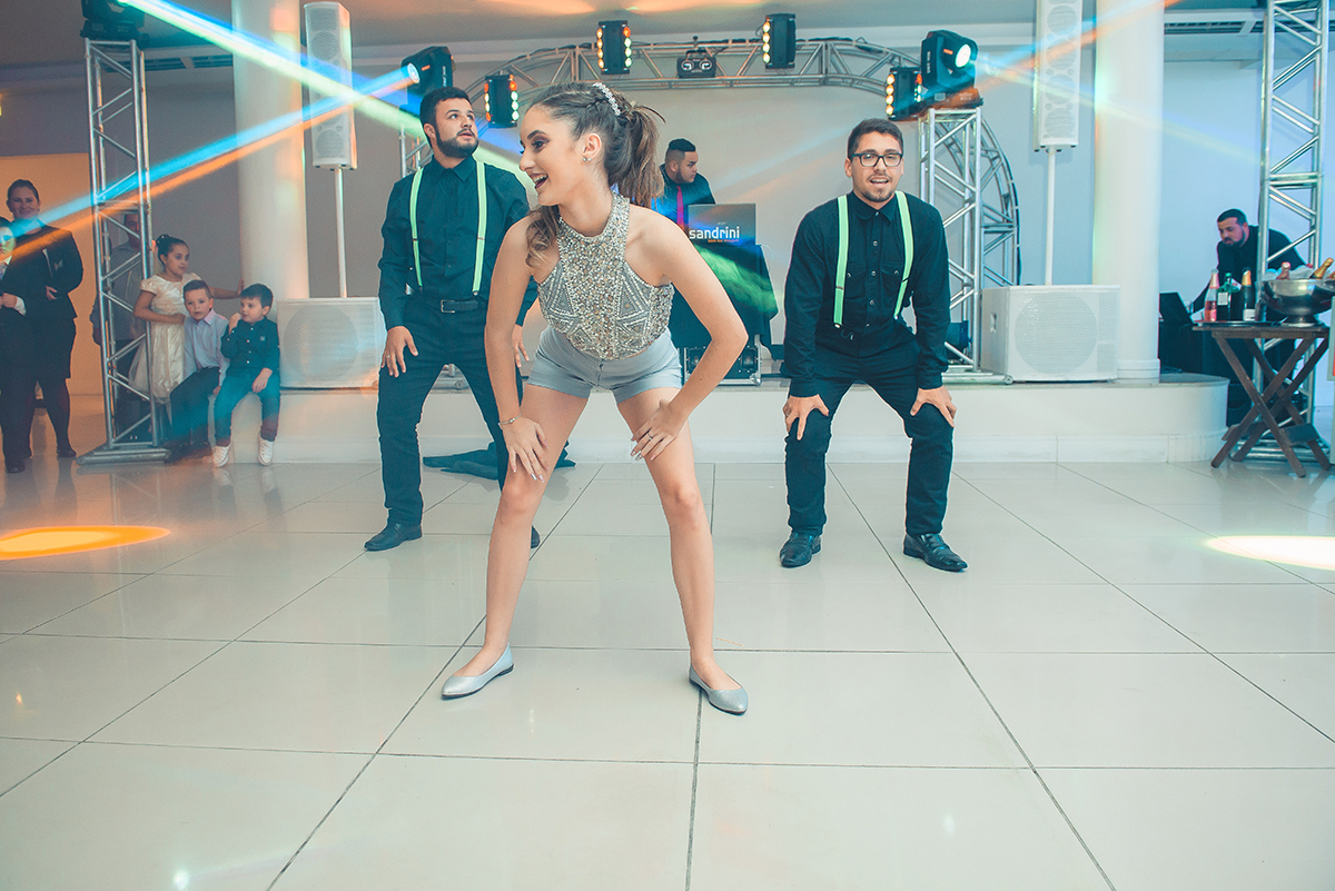 Debutante abrindo a pista de dança durante o seu aniversário de 15 anos. Foto por Marco Moscarelli 
