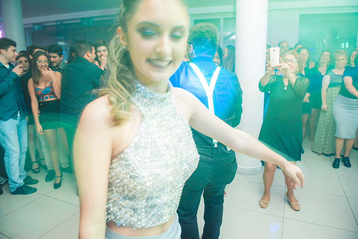 Debutante abrindo a pista de dança durante o seu aniversário de 15 anos. Foto por Marco Moscarelli 