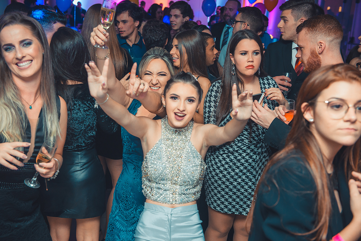Aniversariante dançando alegremente com sua mãe durante a sua festa de 15 anos. Foto por Marco Moscarelli Fotografo.