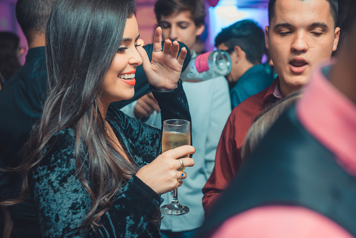 Linda foto espontânea de uma convidada durante a festa de 15 anos. Foto por Marco Moscarelli Fotografo.