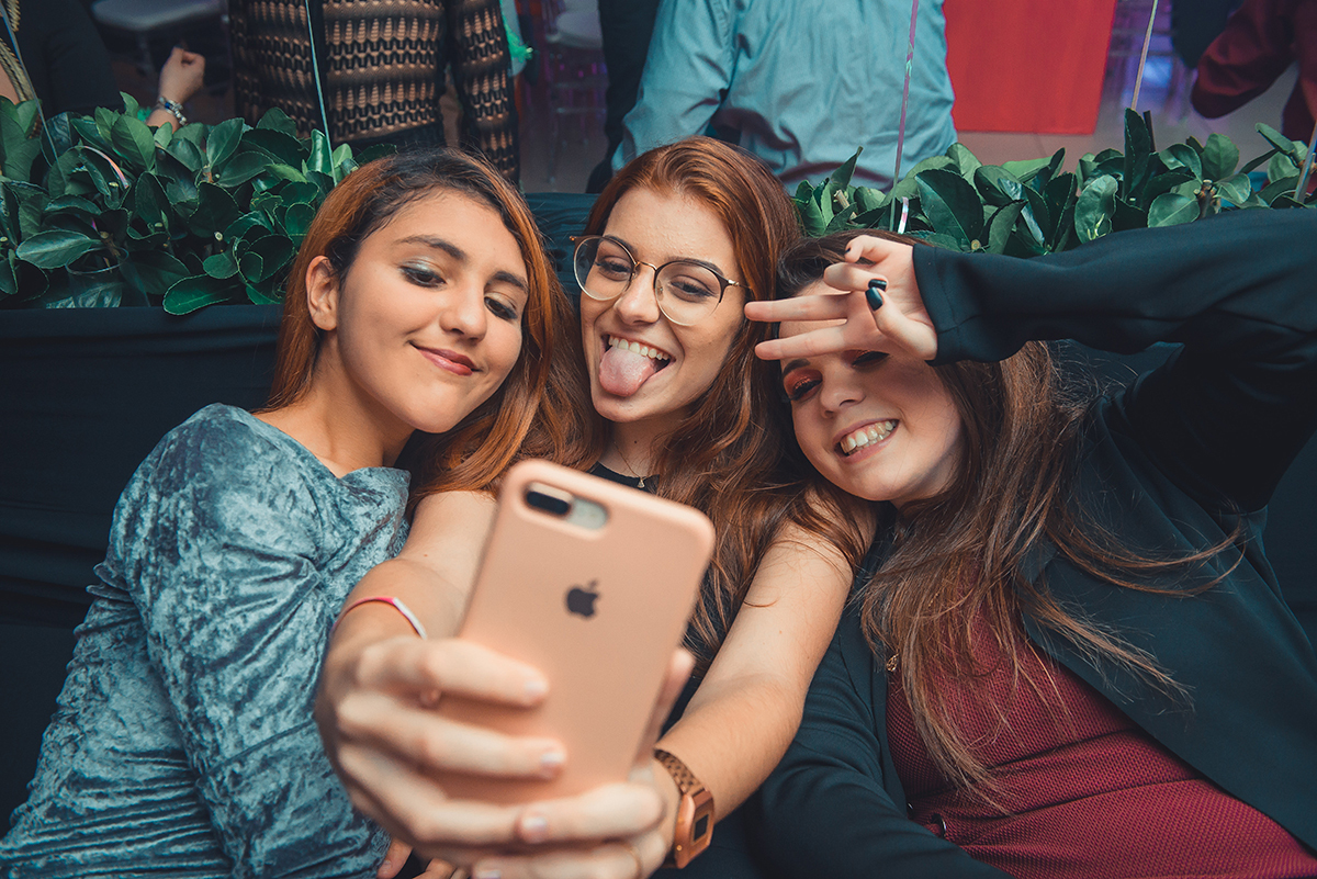 Convidadas em momento descontraído tirando uma selfie durante a festa de 15 anos. Foto por Marco Moscarelli Fotografo. 