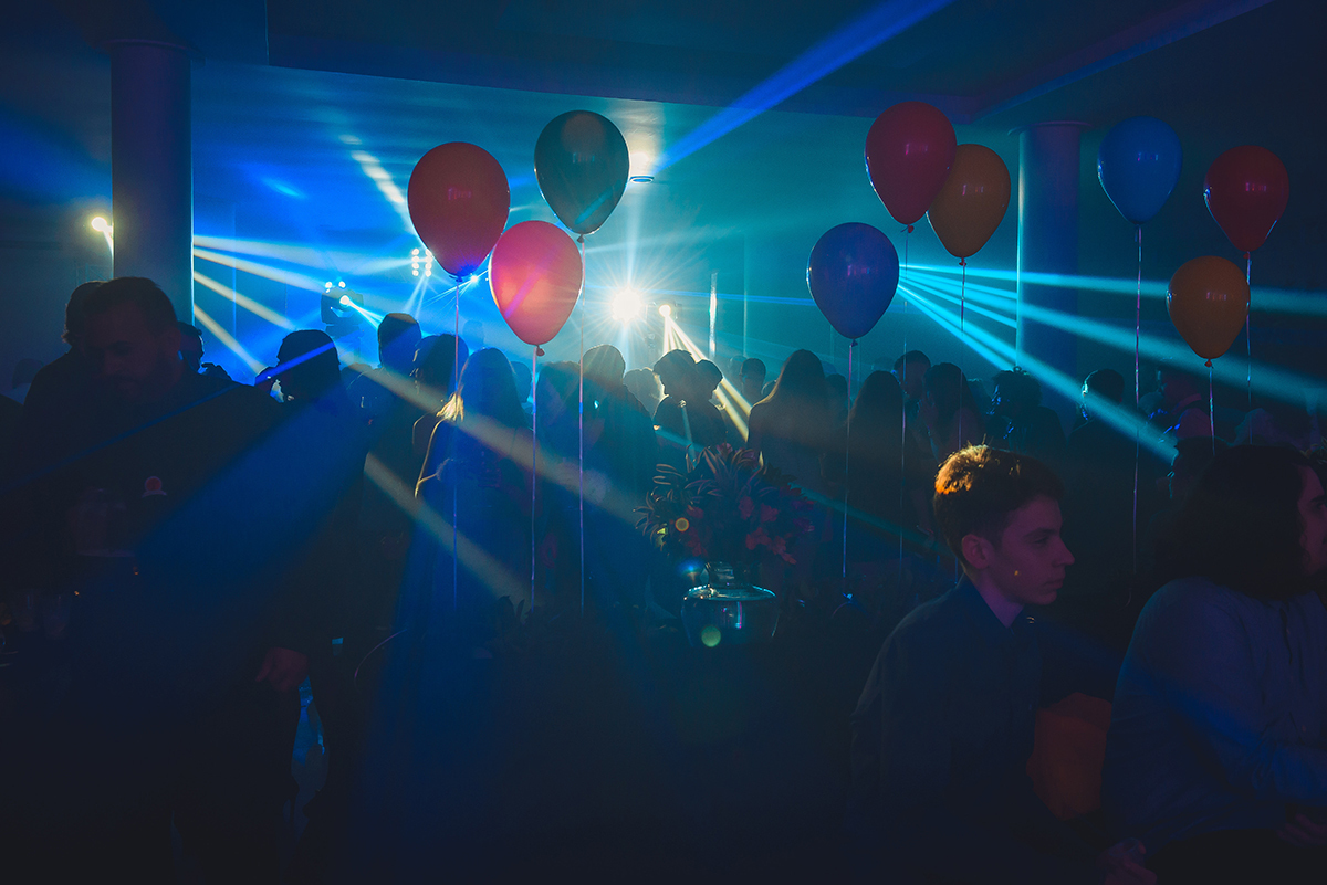 Fotografia em contra luz da iluminação da festa de 15 anos. Foto por Marco Moscarelli Fotografo.