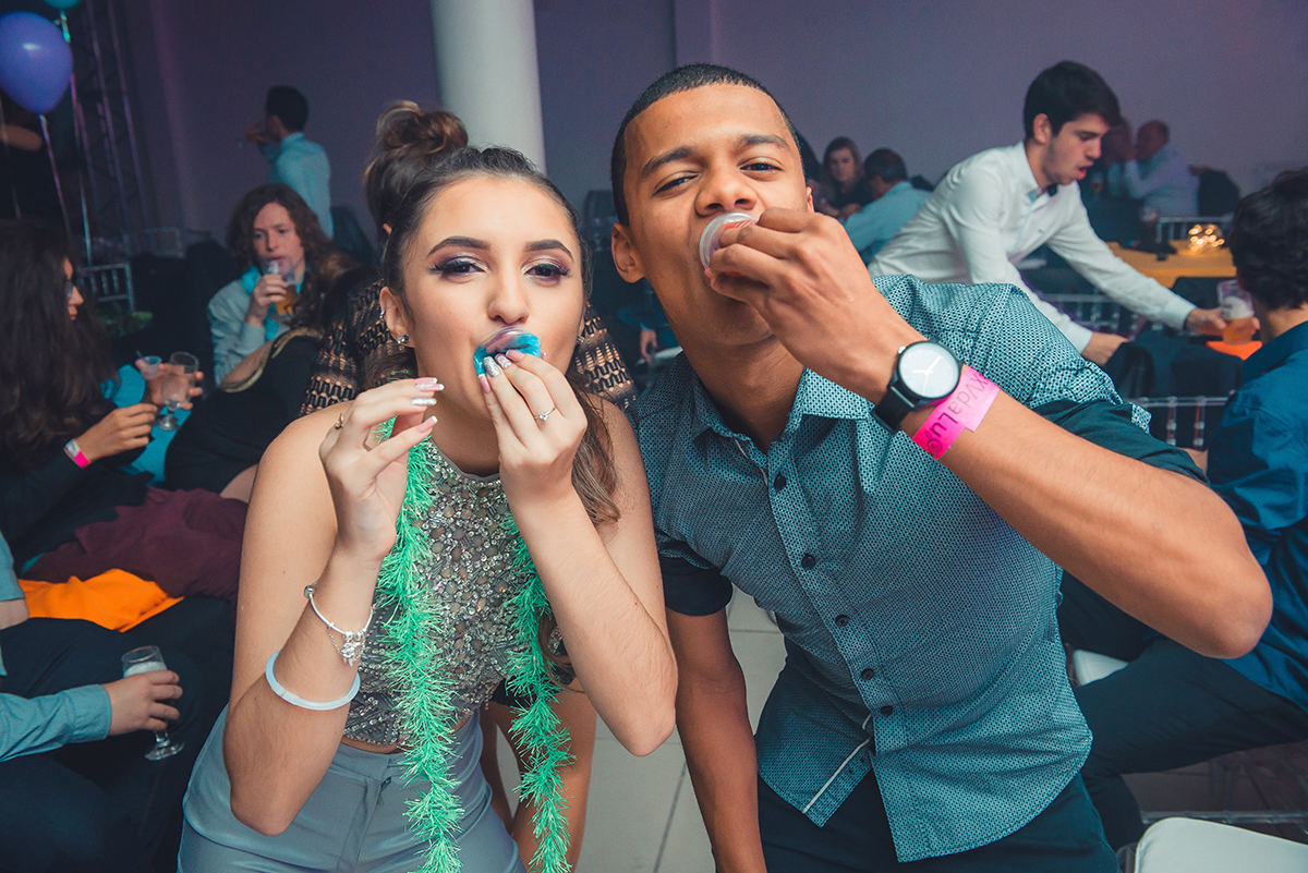 Aniversariante dançando alegremente com seus convidados durante a sua festa de 15 anos. Foto por Marco Moscarelli Fotografo.
