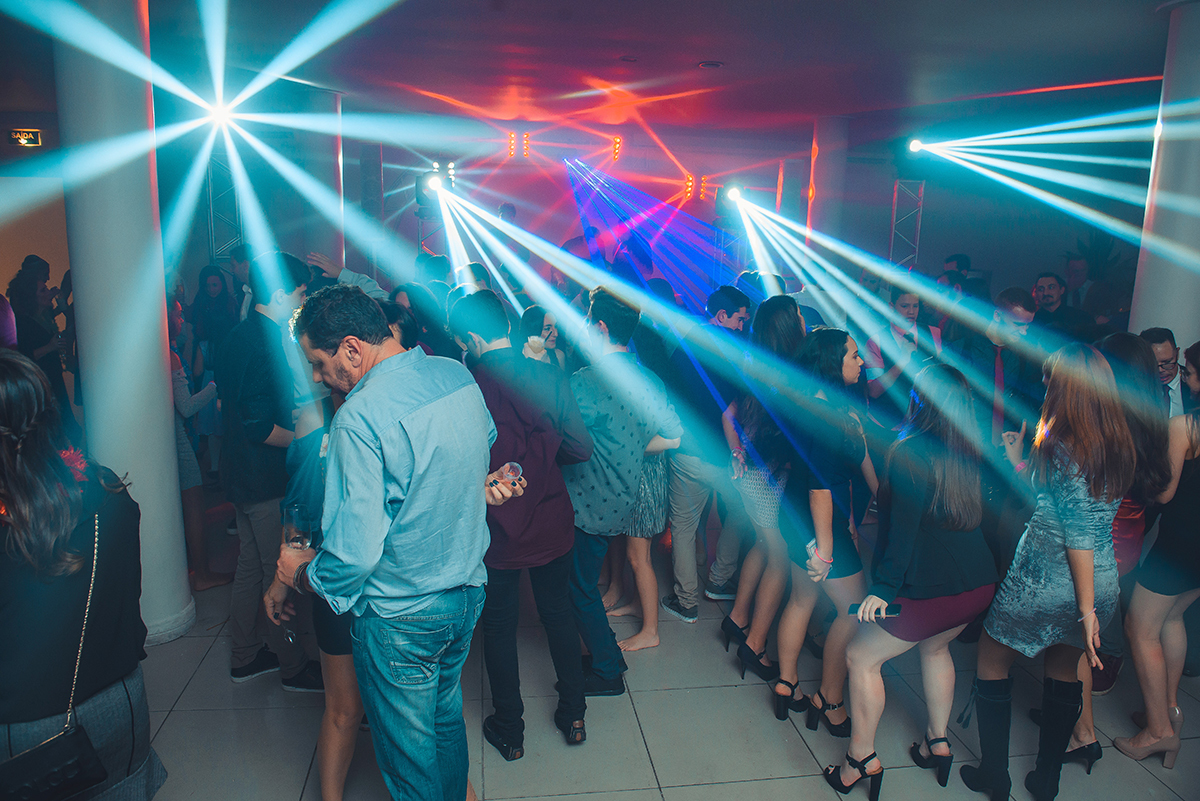 Fotografia em contra luz da iluminação da festa de 15 anos. Foto por Marco Moscarelli Fotografo.