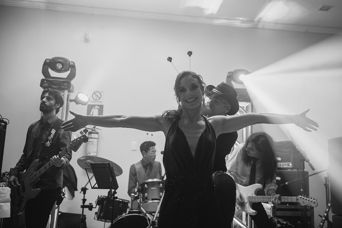 alegremente durante o show de rock da sua recepção de formatura em medicina em Pelotas. Foto por Marco Moscarelli Fotografo.