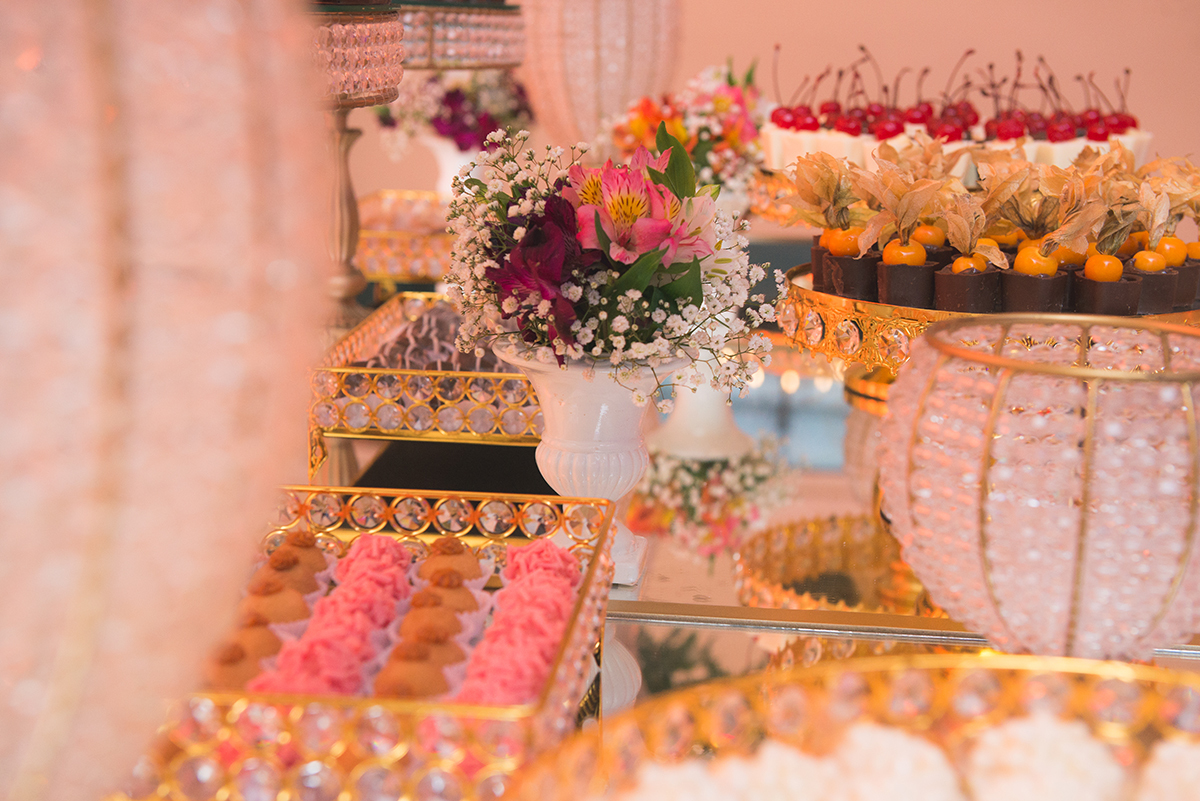 Fotografia em detalhes da mesa de doces da recepção de formatura em medicina em pelotas.  Foto por Marco Moscarelli Fotografo.