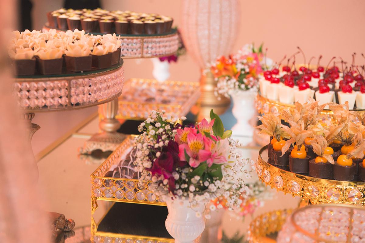 Fotografia em detalhes da mesa de doces da recepção de formatura em medicina em pelotas.  Foto por Marco Moscarelli Fotografo.