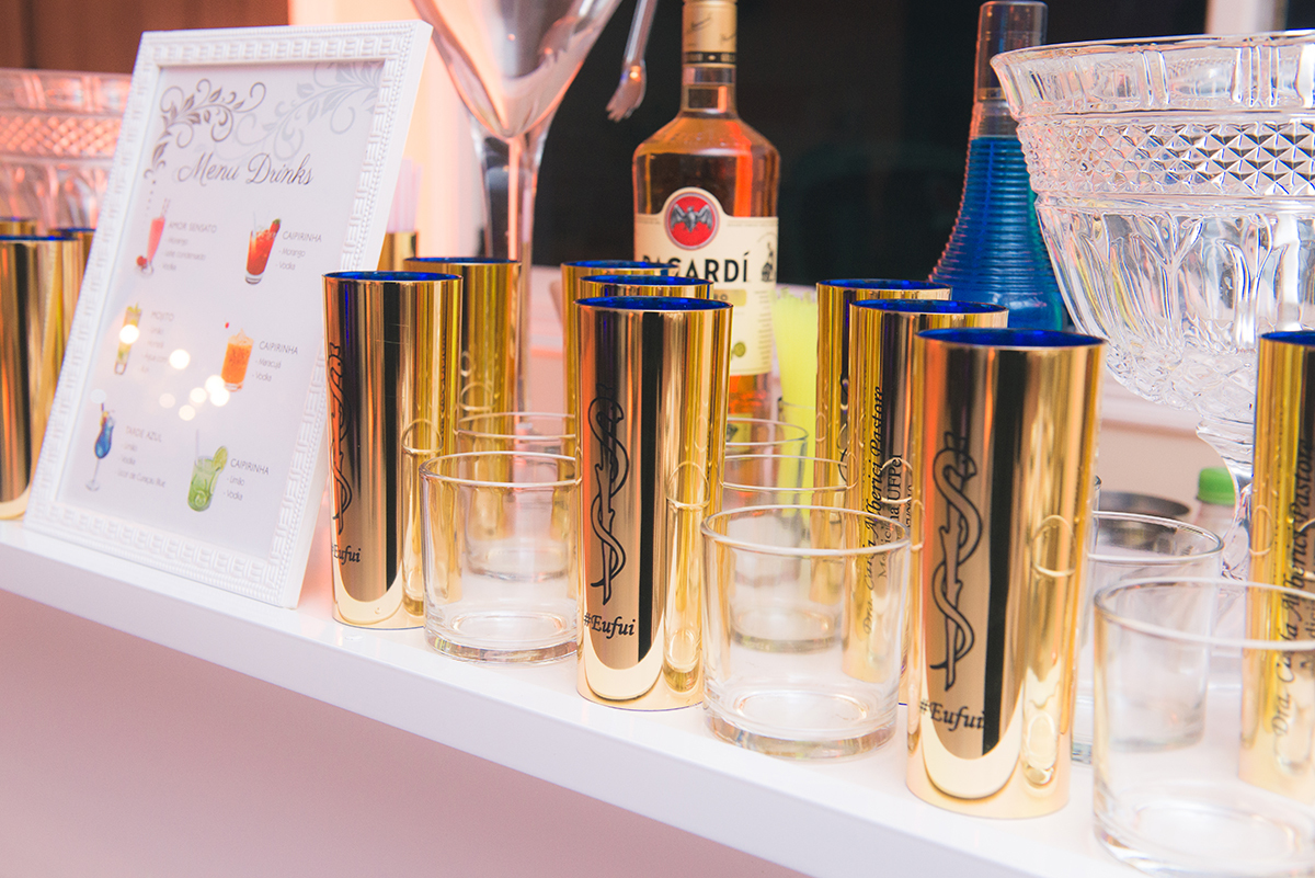 Fotografia em detalhe do bar dos coquetéis na recepção de formatura em medicina em Pelotas. Foto por Marco Moscarelli Fotografo.