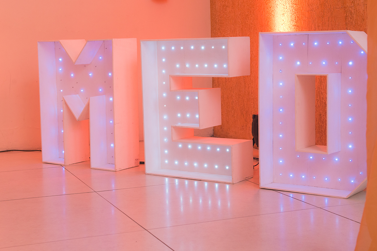 Decoração com as iniciais do curso de medicina na formatura em Pelotas. Foto por marco Moscarelli Fotografo