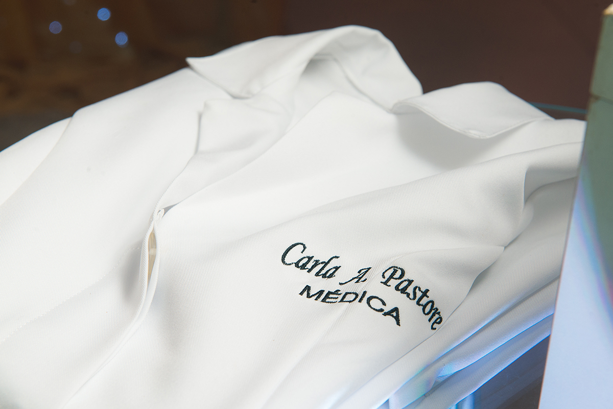 fotografia do detalhe do nome da formanda no Jaleco de medicina que compõe a decoração da formatura. Foto por marco moscarelli Fotografo