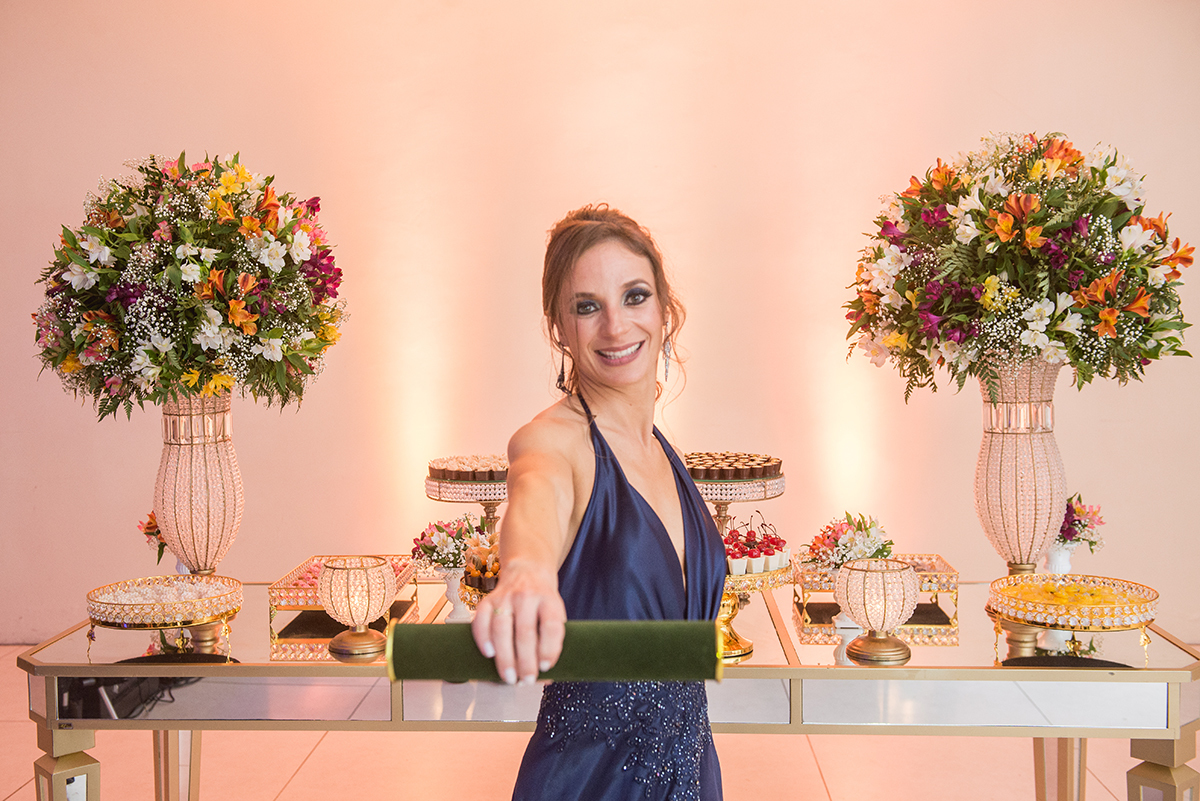 seu canudo de formatura em Medicina em Pelotas. Foto por Marco Moscarelli Fotografo.