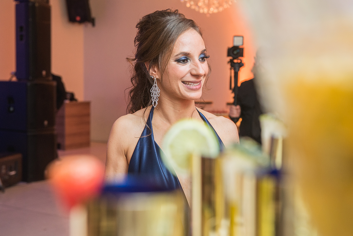 Fotografia descontraida da formanda em medicina durante a sua recepção de formatura em pelotas. Foto por Marco Moscarelli Fotografo.