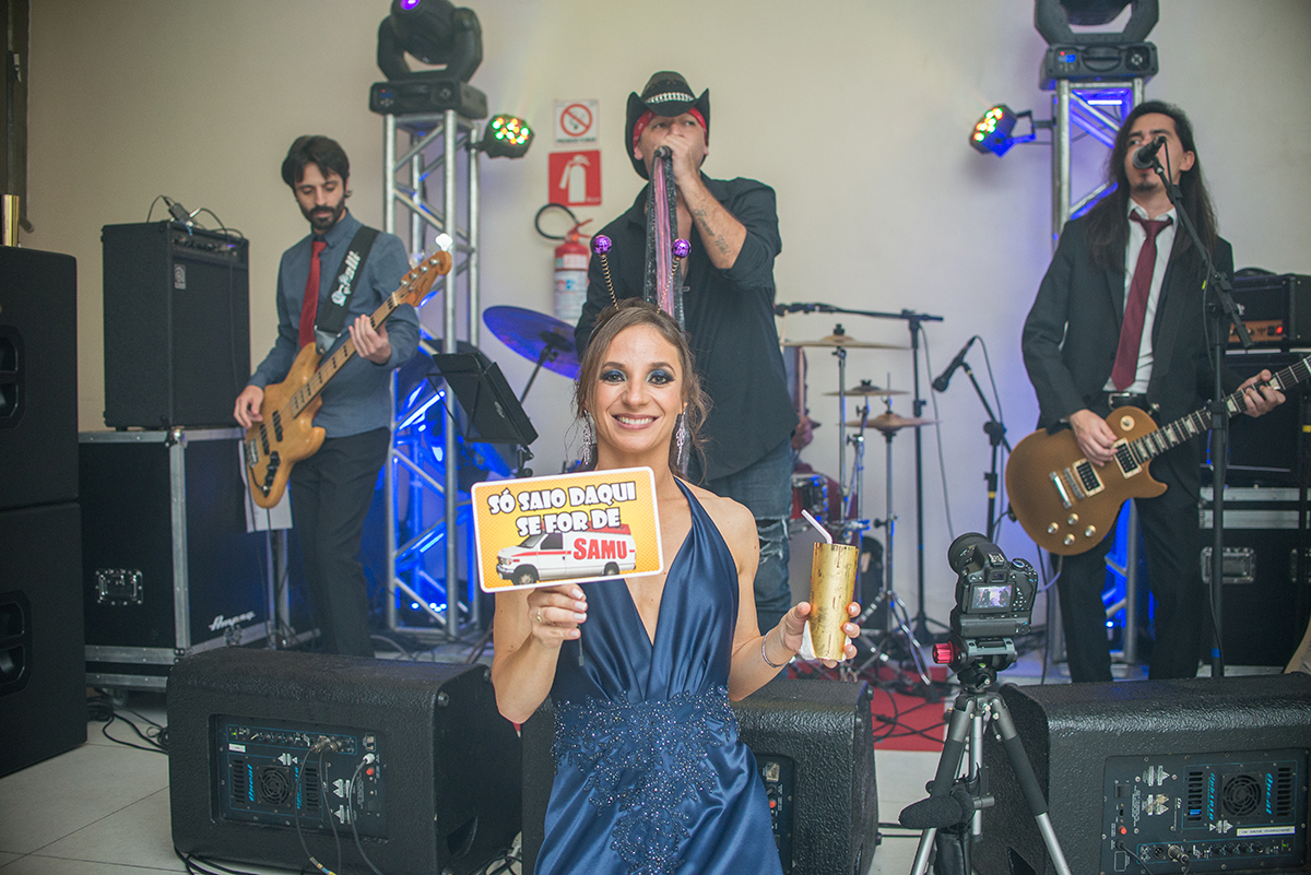 Formanda posando apra foto em frente a banda na sua recepção de formatura em medicina em Pelotas. foto por Marco Moscarelli Fotografo.