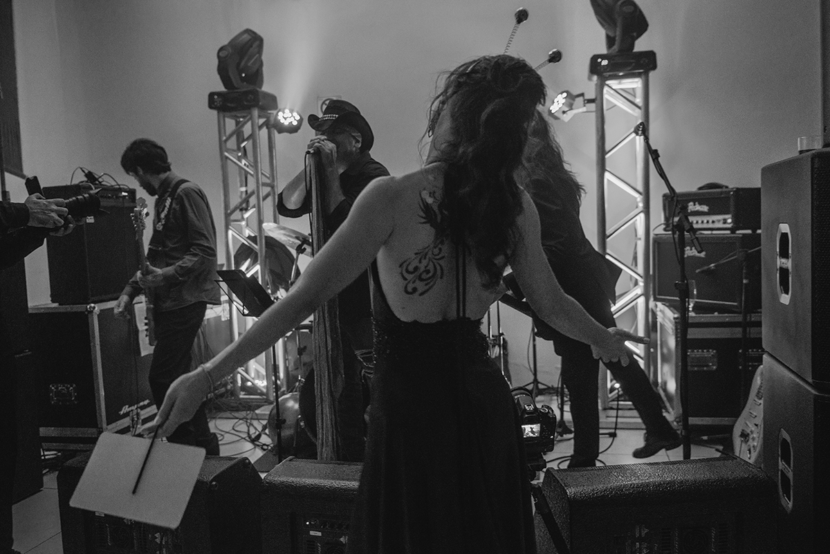 alegremente durante o show de rock da sua recepção de formatura em medicina em Pelotas. Foto por Marco Moscarelli Fotografo.