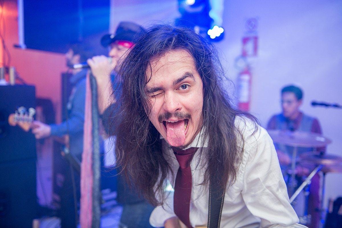 Musico da banda posando para foto durante a recepção de formatura em medicina em Pelotas. Foto por Marco Moscarelli Fotografo.