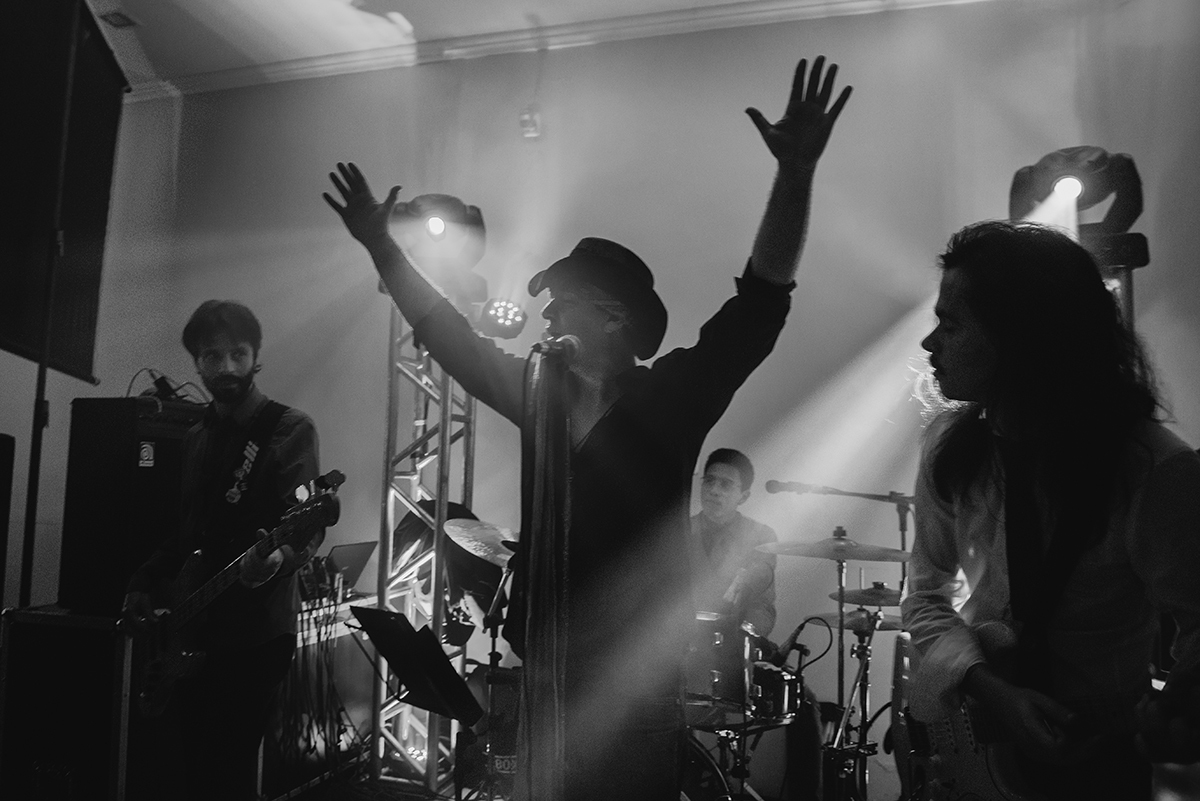 Musico da banda posando para foto em preto e branco durante a recepção de formatura em medicina em Pelotas. Foto por Marco Moscarelli Fotografo.