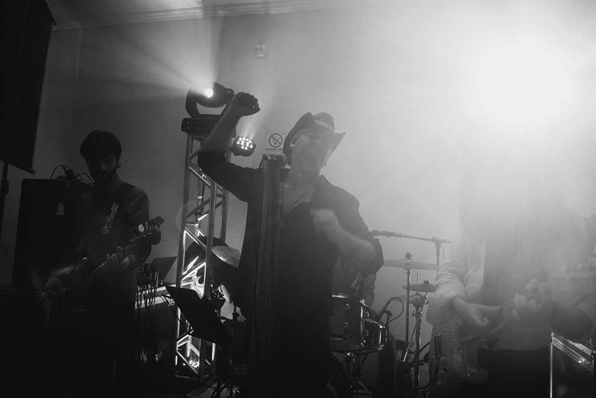 em preto e branco durante a recepção de formatura em medicina em Pelotas. Foto por Marco Moscarelli Fotografo.