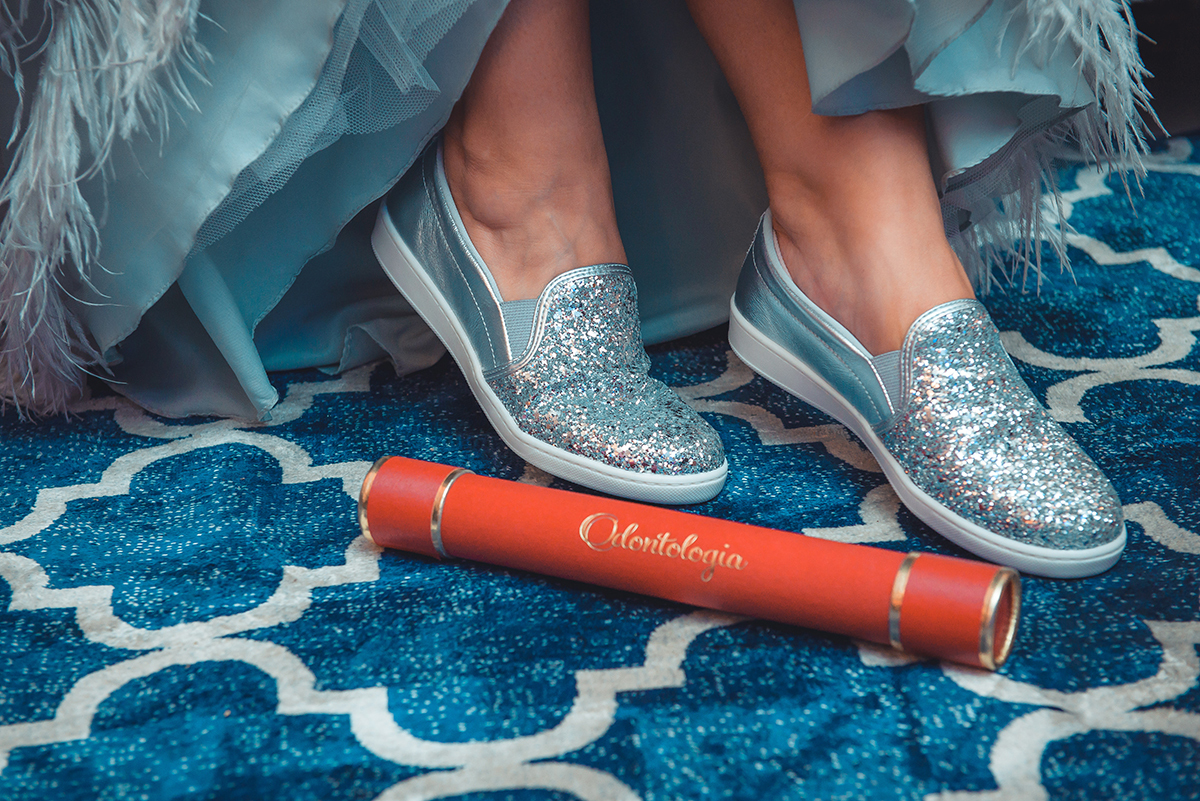 Foto linda da formanda segurando seu canudo de formatura e mostrando seu lindo sapato durante a sua recepção de formatura. Foto 