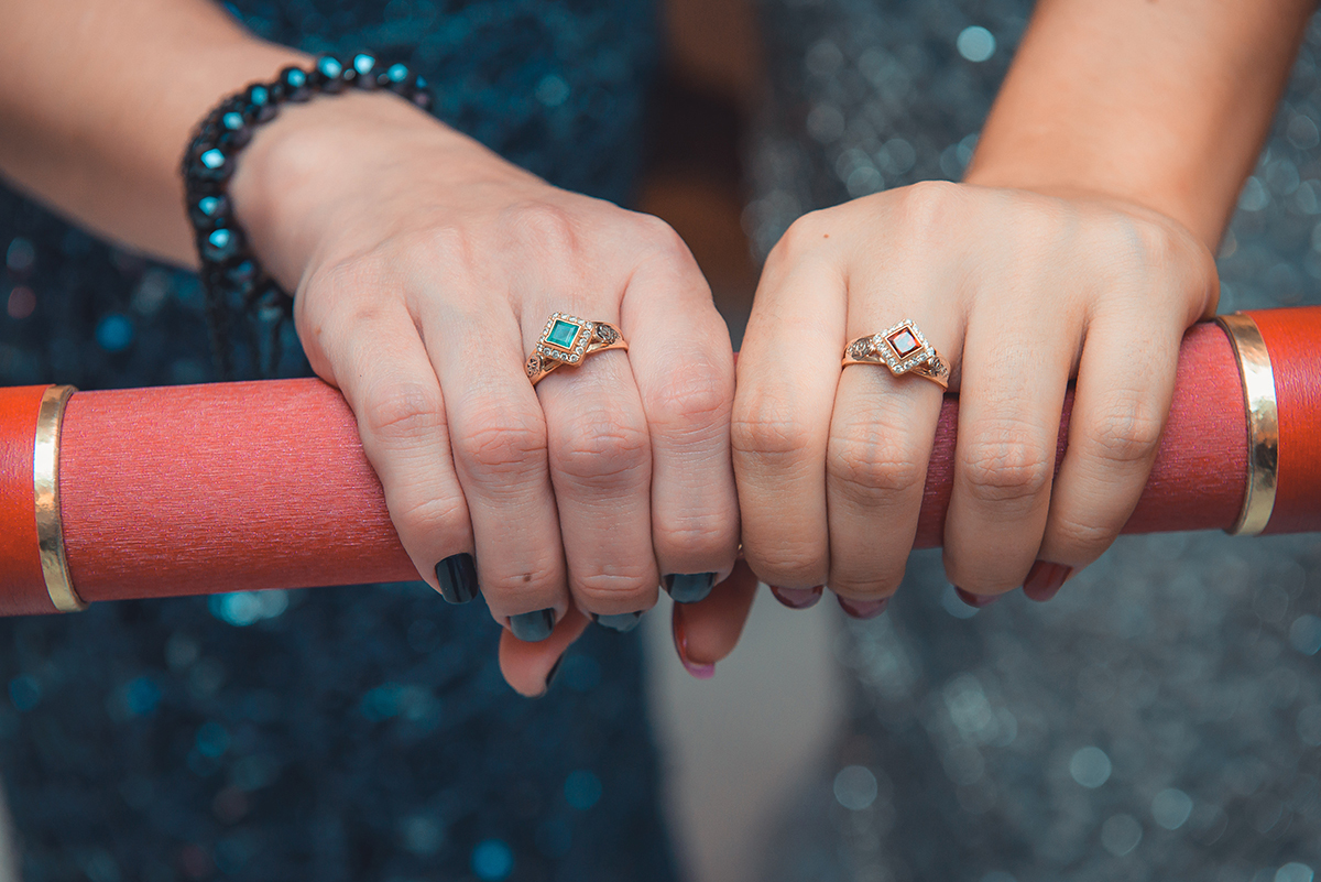 Foto linda  da formanda segurando seu canudo de formatura e mostrando seu anel de formatura  durante a sua recepção de formatura. Foto por Marco Moscarelli Fotografo.